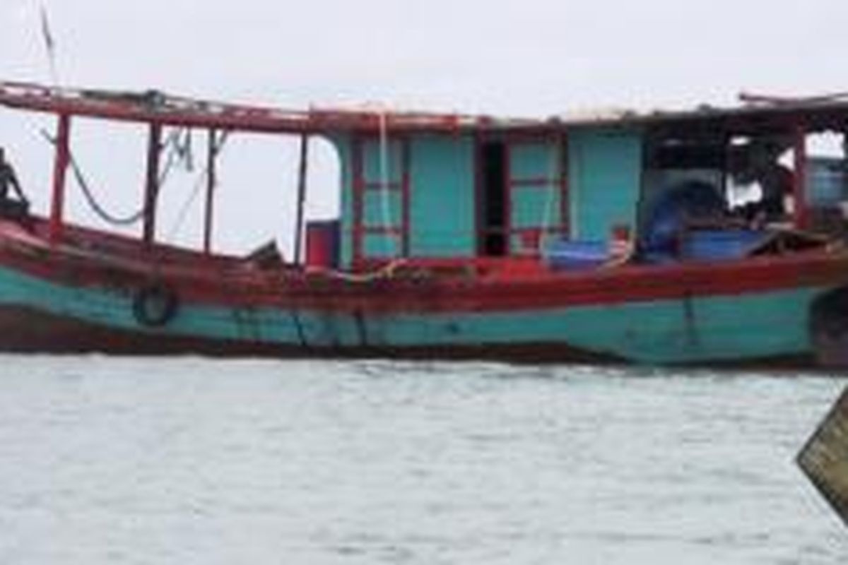 Nelayan Tradisional yang berada di Pantai Nalawo, Desa Gazamanu, Kecamatan Bawolato, Kabupaten Nias, Sumatera Utara, menangkap 1 unit Kapal penangkap Ikan dari Sibolga yang menggunakan Pukat Harimau di Daerah Pantai Pantai Nalawo Desa. Gazamanu Kec. Bawolato Kab. Nias pada hari Senin (09/03/2015) sekitar Pukul 12.20 Wib.