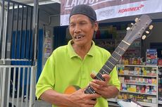 Petikan Gitar Sang Pencipta Lagu Ternama Kini Mengalun di Jalan...