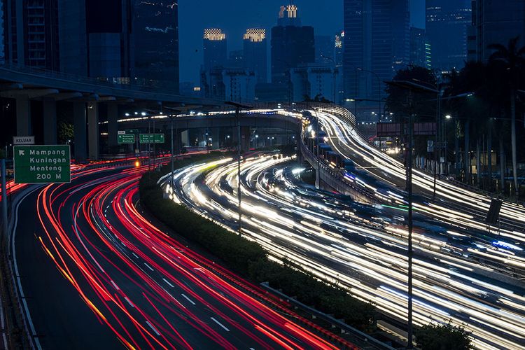 Foto dengan kecepatan rendah suasana kemacetan arus kendaraan di Jalan Tol Cawang-Grogol, Jakarta Selatan, Jumat (5/6/2020). Pada hari pertama penerapan Pembatasan Sosial Berskala Besar (PSBB) transisi, lalu lintas di sejumlah jalan di DKI Jakarta terpantau padat hingga terjadi kemacetan.