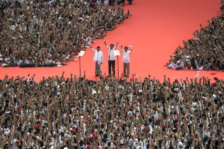 Pasangan Calon Presiden (Capres) dan Calon Wakil Presiden (Cawapres) Nomor urut 01 Joko Widodo (tengah) Maruf Amin (kiri) didampingi Ketua dewan pengarah tim kampanye nasional Jokowi-Maruf Amin, Jusuf Kalla (kanan) berorasi dihadapan para pendukung saat mengikuti Konser Putih Bersatu dalam rangka Kampanye Akbar Pasangan Capres no urut 01 di Gelora Bung Karno (GBK), Jakarta, Sabtu (13/4/2019). ANTARA FOTO/Nova Wahyudi/hp.