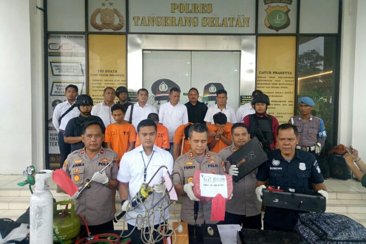 Jajaran Polres Tangerang Selatan menangkap komplotan pembobol ATM yang melarikan diri usai beraksi di minimarket kawasan Pondok Kacang, Pondok Aren, Tangerang Selatan, Jumat (6/12/2019) lalu.   Para pelaku yakni berinisial IE (27), RA (23) dan R (22). 