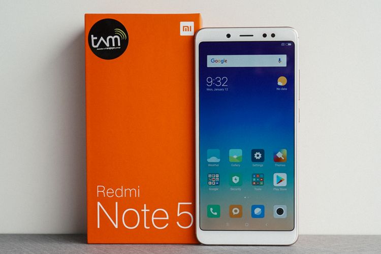 Xiaomi Redmi Note 5 dan kotak kemasannya.
