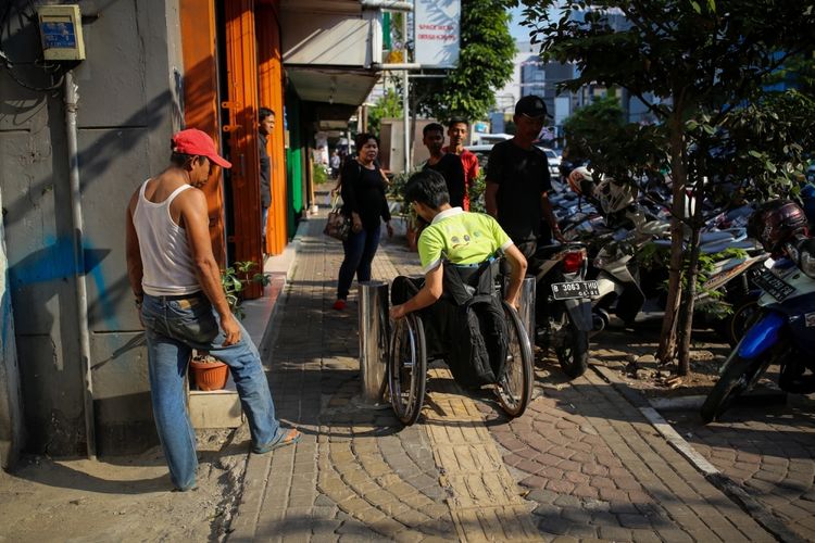 Sejumlah kaum disabilitas yang tergabung dalam Gerakan Aksesbilitas Umum Nasional (GAUN) menggelar aksi susur trotoar di sepanjang Jalan Sabang, Thamrin, ke arah Jalan Kebon Sirih, Menteng, Jakarta Pusat, Rabu (30/8/2017). Kaum disabilitas menyuarakan kebutuhan akan jalur pedestrian yang ramah dan aman akibat banyaknya trotoar yang digunakan untuk parkir mobil atau motor sampai pedagang kaki lima berjualan sehingga fasilitas untuk disabilitas menjadi rusak.