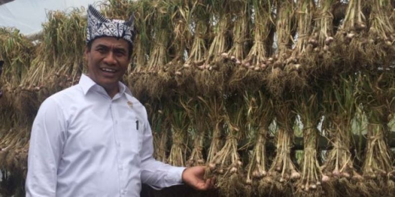 Menteri Pertanian Andi Amran Sulaiman yang pada tahun 2017 sukses menyelenggarakan program menuju swasembada bawang putih