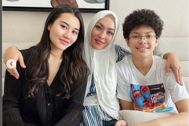 Penyanyi Aaliyah Massaid mengunggah foto bersama ibu sambungnya, Angelina Sondakh. Angelina Sondakh baru saja bebas setelah dihukum 10 tahun penjara karena kasus korupsi.