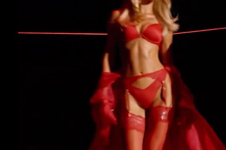 Bella Hadid tampil memukau di Victoria?s Secret Fashion Show 2025. Dua look, sembilan detail menawan yang tunjukkan pesona dan kekuatan dirinya.