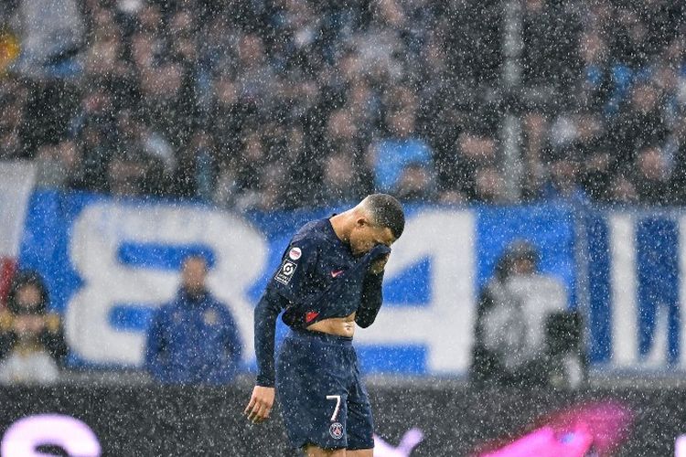 Ekspresi kecewa Kylian Mbappe usai diganti dalam laga Liga Perancis 2023-2024 antara Marseille vs PSG di Stadion Velodrome, 31 Maret 2024. (Photo by NICOLAS TUCAT / AFP)