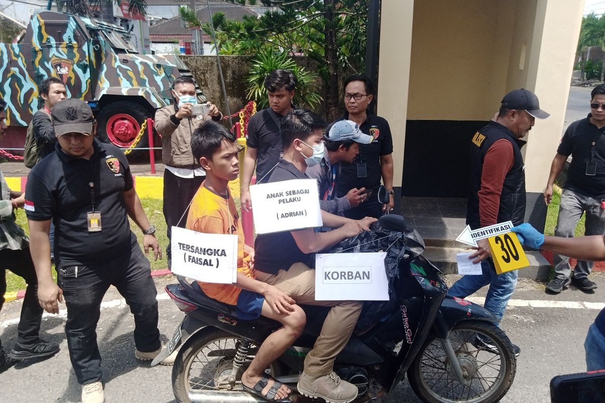 Satuan Reserse Polrestabes Makassar menggelar rekontruksi kasus pembunuhan bocah, MFS (11) yang organ tubuhnya akan dijual di halaman Markas Brimob Polda Sulsel, Jl KS Tubun, Kota Makassar, Selasa (17/1/2023) siang.