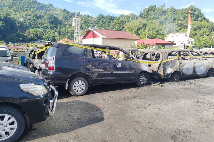 12 unit mobil yang terbakar di lapangan parkir Kantor DPR Papua, Jayapura, Papua, Rabu (23/8/2023)