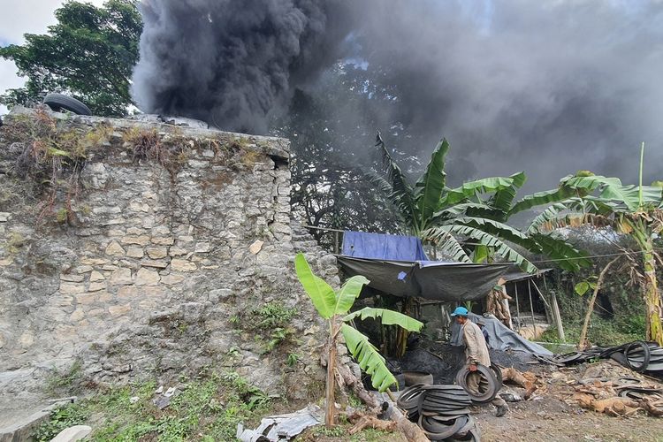 Pekerja sedang membakar batu gamping di Kalurahan Piyaman, Kapanewon Wonosari, Gunungkidul, DI Yogyakarta Selasa (27/9/2022)