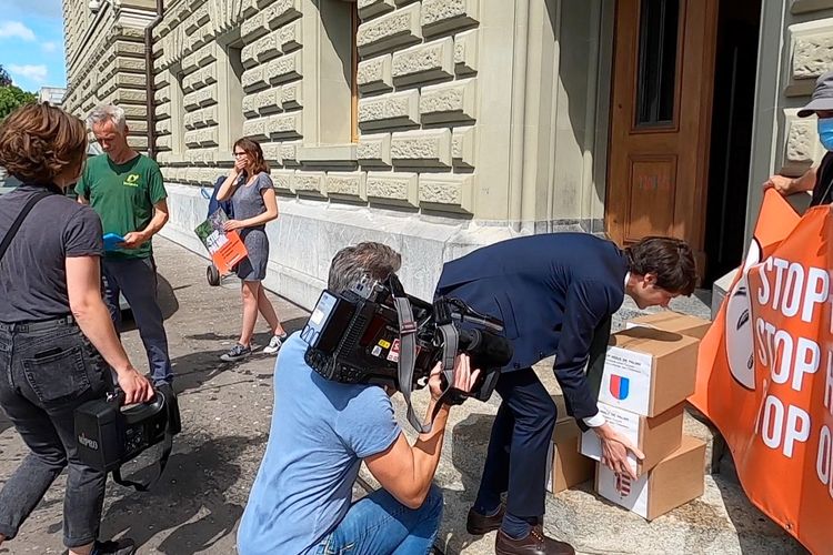 Kotak berisi tanda tangan petisi penolakan kelapa sawit asal Indonesia di Swiss yang diangkut karyawan Mahkahmah konstitusi Swiss pada Senin (22/6/2020).