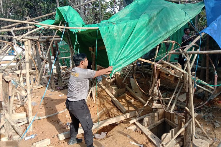 Polisi menutup lokasi tambang emas illegal Sekatak Kaltara pasca ada dua korban tewas tertimbun longsor di salah satu lubang galian tambang