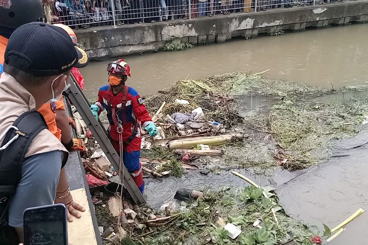Sesosok mayat berjenis kelamin laki-laki ditemukan tersangkut di antara sampah di aliran Kalimalang, Duren Sawit, Jakarta Timur, Senin (4/12/2023) pagi.