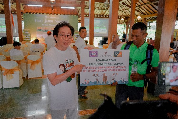 Direktur Sido Muncul Dr (HC) Irwan Hidayat memberikan apresiasi kepada Andrias Apriyadi berupa uang tunai Rp 10 juta dan lima ekor kambing atas aksi larinya dari Semarang ke Jepara sebagai ungkapan syukur atas keberhasilan sang anak masuk TNI AL