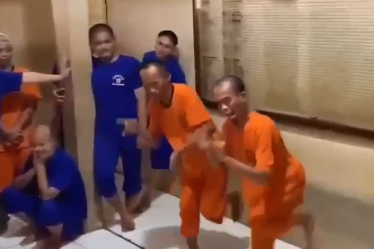 Tangkapan layar yang menunjukan vidio yang menunjukan G alias Sadbor (38) dan AS alias Toed (39) yang melakukan aksi joget ayam patuk didalam sel tahanan.