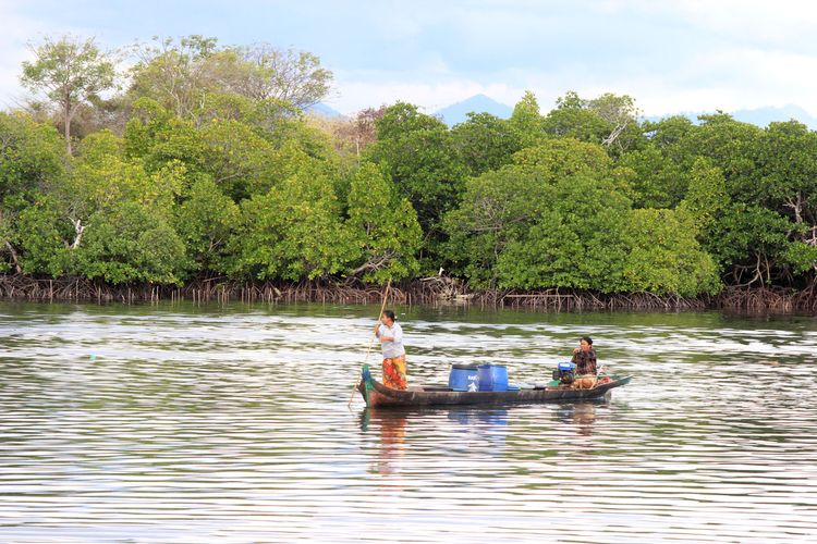 Dua orang wanita bajau mengangkut air bersih dengan perahu tradisional dari daratan ke perkampungan mereka yang melintasi hutan bakau. Mereka adalah wanita tangguh yang menjalani hidup di perkampungan di atas laut.