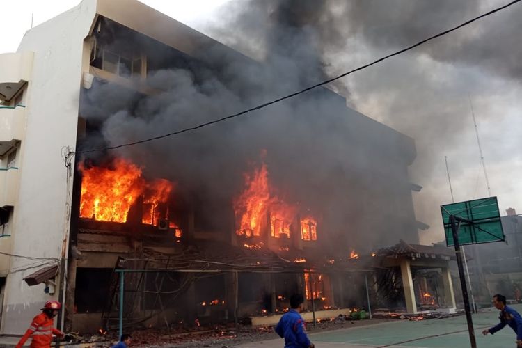 Kebakaran melanda SMA Yadika 6 di Pondokgede, Bekasi, Senin (18/11/2019).