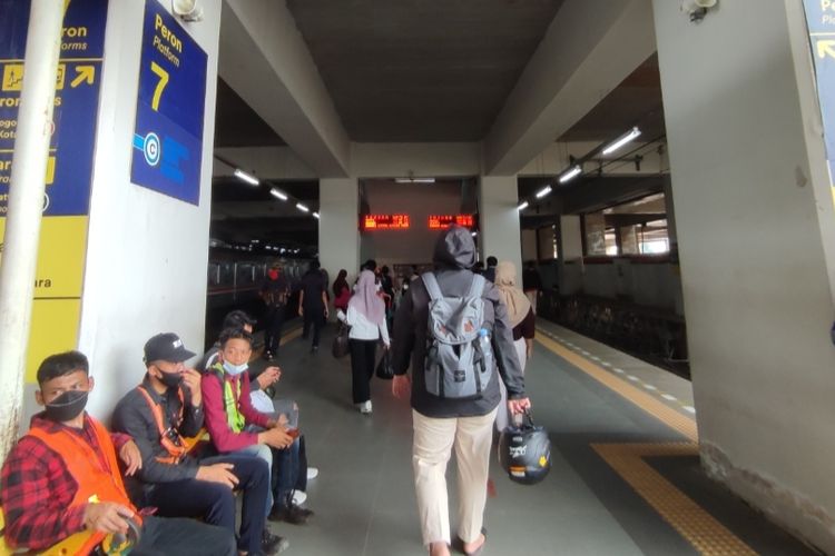 Perubahan rute kereta api listrik (KRL) Commuterline lintas Cikarang/Bekasi dan Bogor/Depok/Nambo di Stasiun Manggarai, membuat para penumpang kebingungan. Hal itu diakui beberapa penumpang KRL saat ditemui di Peron 7 Stasiun Manggarai, Tebet, Jakarta Selatan, Senin (6/6/2022).