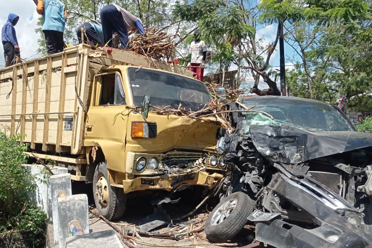 RINGSEK—Inilah kondisi mobil Toyota Avanza AE 1953 AA yang bertabrakan dengan truk pengangkut tebu di ruas jalan Madiun-Surabaya di Desa Tiron, Kecamatan Madiun, Kabupaten Madiun, Jawa Timur, Senin (8/8/2022).