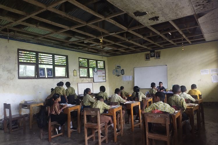 Gedung Sekolah Dasar Inpres (SDI), Desa Ululoga, Kecamatan Maupongo, Kabupaten Nagekeo, NTT, Rabu, (8/3/2023) rusak dan bocor. Kondisi ini sangat terganggu untuk proses belajar mengajar. (KOMPAS.com/MARKUS MAKUR)