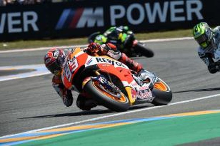 Pebalap Repsol Honda asal Spanyol, Marc Marquez, memacu motornya pada balapan GP Perancis di Sirkuit Le Mans, Minggu (17/5/2015).