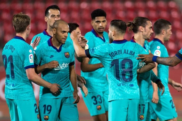 Para pemain Barcelona merayakan gol Martin Braithwaite saat pertandingan Liga Spanyol Barcelona vs Real Mallorca di Estadi de Son Moix, Sabtu (13/6/2020) waktu setempat atau Minggu (14/6/2020) dini hari WIB. 