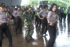 Polwan dan Kowad Joget Bareng Sambut Demo di Makassar
