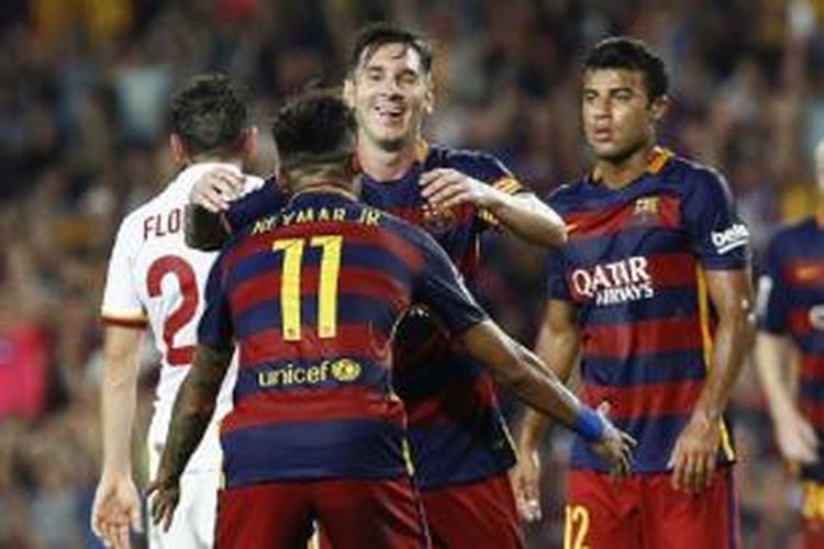Para pemain Barcelona merayakan gol ke gawang AS Roma pada laga trofi Joan Gamper 2015 di Stadion Camp Nou, Barcelona, Rabu (5/8/2015).