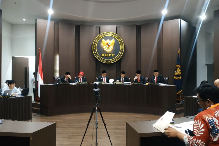Dewan Kehormatan Penyelenggara Pemilu (DKPP) menggelar sidang pemeriksaan dugaan pelanggaran Kode Etik Penyelenggara Pemilu (KEPP) yang melibatkan anggota KPU RI Idham Holik dan 9 anggota KPU daerah besok, Rabu (8/2/2023), pukul 10.00 di Jakarta.