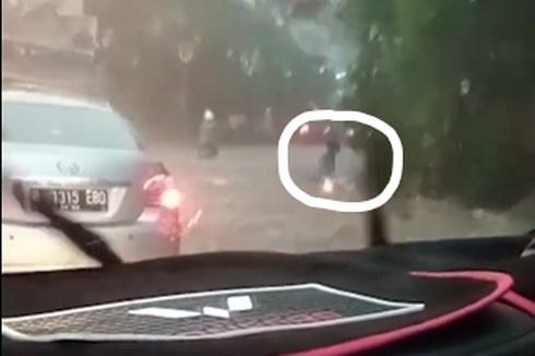 Video Viral, Detik-detik Wanita Pengendara Motor di Kota Bogor Terseret Arus dan Jatuh ke Gorong-gorong