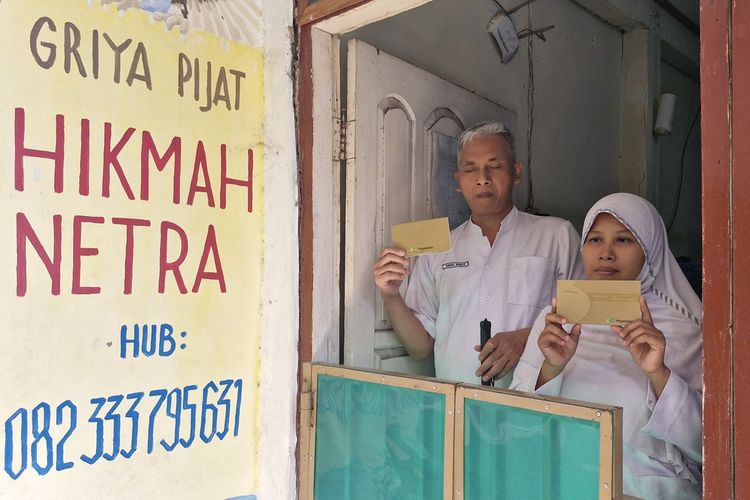 Pasangan suami-istri penyandang disabilitas netra, Eddy Purwanto (52) warga Banjarnegara dan istrinya, Aprillia (42) warga Semarang, menunjukan tabungan emasnya di Griya Pijat rumah Netra di Jalan Sentiyaki Baru 1 Kelurahan Bulu Lor, Semarang Utara, Kota Semarang, Jumat (26/9/2025).