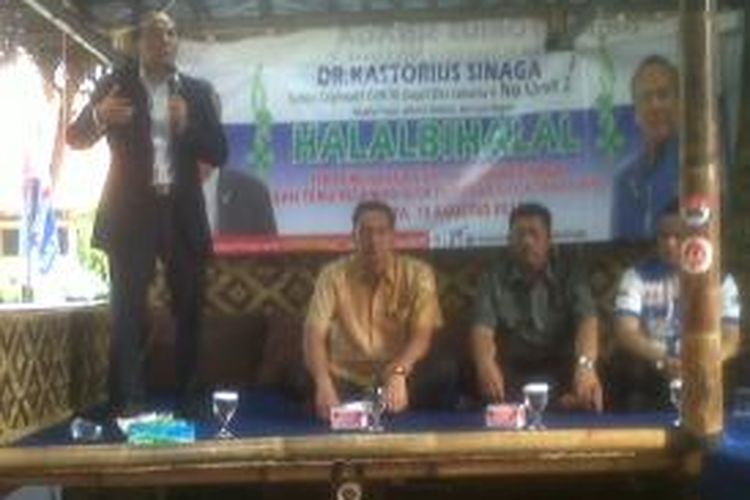 Relawan Gerakan Cinta Tanah Air (Relawan Gita) menyelenggarakan halal bihalal di Posko Relawan Gita, Setiabudi, Jakarta. Acara ini dihadiri oleh Menteri Perdagangan Gita Wirjawan.