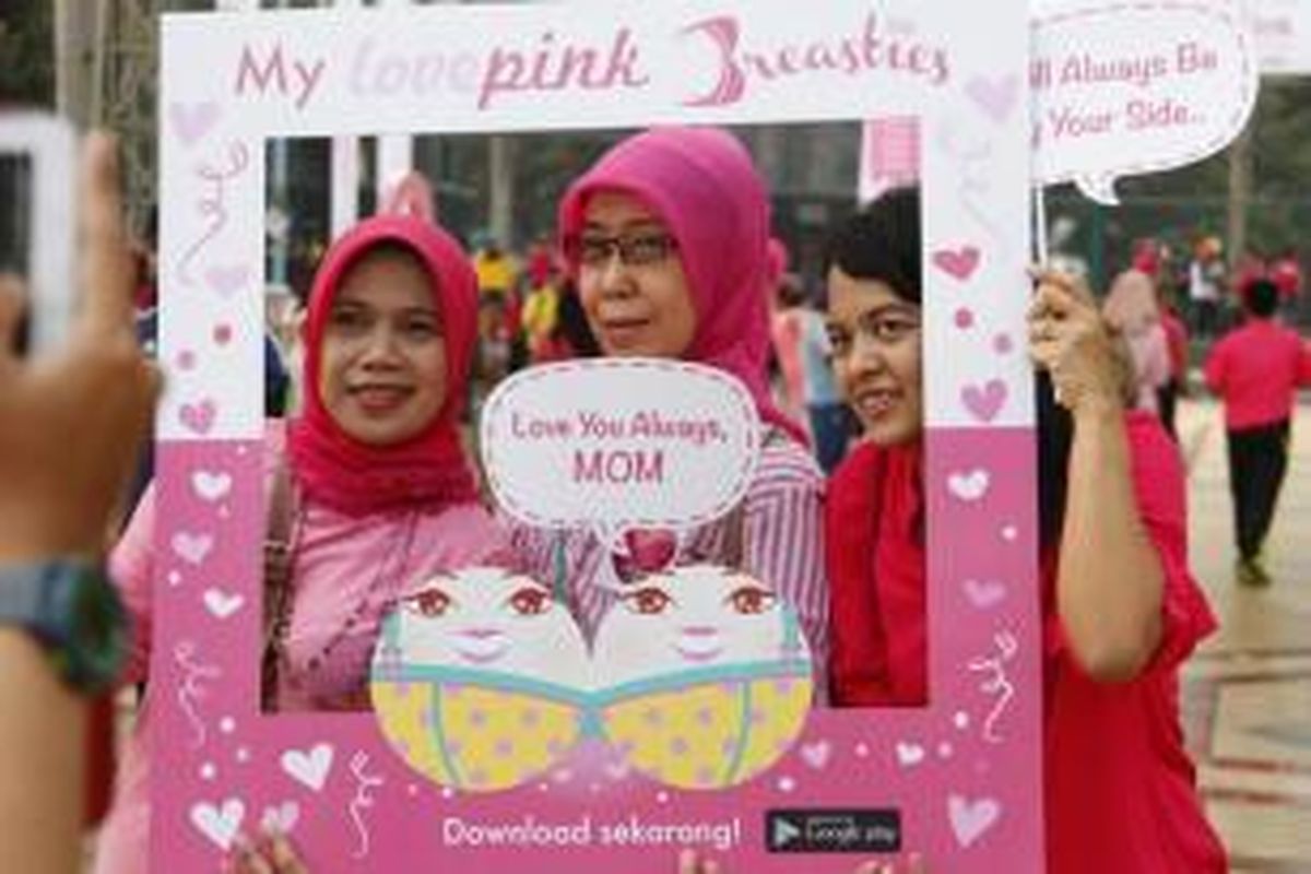 Gaya para peserta saat meramaikan acara Jakarta Goes Pink dengan berjalan kaki di Plaza Selatan Senayan, Jakarta, Minggu (4/10/2015). Kegiatan yang diikuti ribuan orang ini merupakan rangkaian acara menyambut Breast Cancer Awareness Campaign Month.