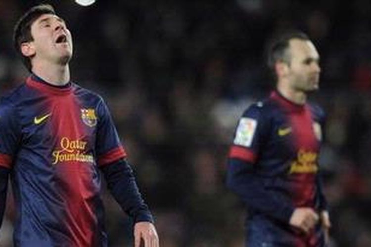 Penyerang Barcelona dari Argentina, Lionel Messi (kiri), dan rekan seklub, Andres Iniesta.