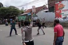 Viral, Video 2 Pria Duel Pegang Golok dan Gergaji di Tengah Jalan 