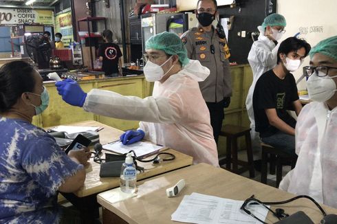 Vaksinasi Warga dan Pedagang Saat Malam Hari, Polisi Datangi PKL di Setiabudi