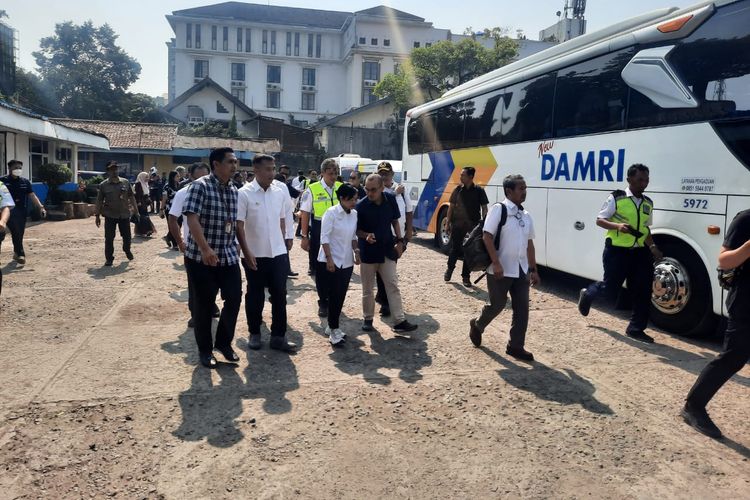 Penjabat (Pj) Gubernur Jawa Barat Bey Triadi Machmudin dan rombongan menjajal DAMRI, salah satu transportasi yang melayani perjalanan dari Kota Bandung menuju Bandara Internasional Jawa Barat (BIJB) Kertajati, di Majalengka, Jabar, Selasa (10/10/2023).