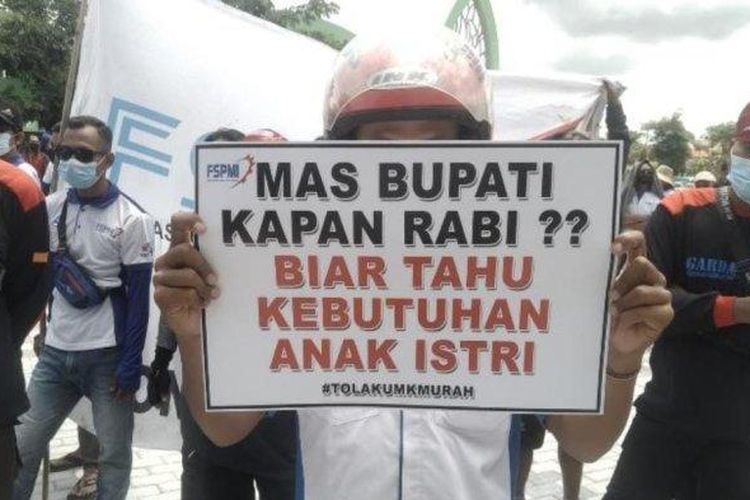 Aksi unjuk rasa buruh di Tuban menolak kenaikan UMK 2022 