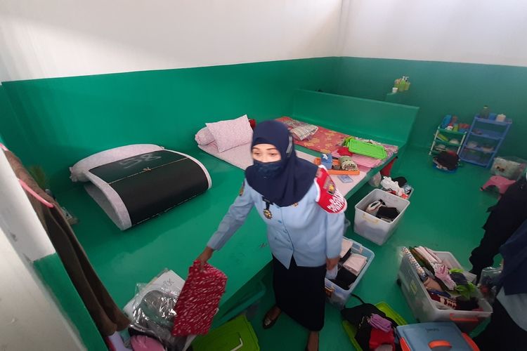 Kepala Lapas Perempuan Kelas II B Yogyakarta Ade Agustina menunjukkan Kamar Mary Jane Rabu (6/4/2021)