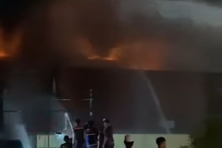 Petugas pemadam kebakaran berusaha memadamkan api dalam peristiwa kebakaran gedung Biro SDM Polda Kalsel, Rabu (25/1/2023). 