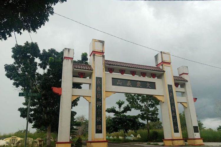 Pintu masuk gerbang komplek pekuburan warga Tionghoa di Desa Dukong, Tanjung Pandan, Belitung 
