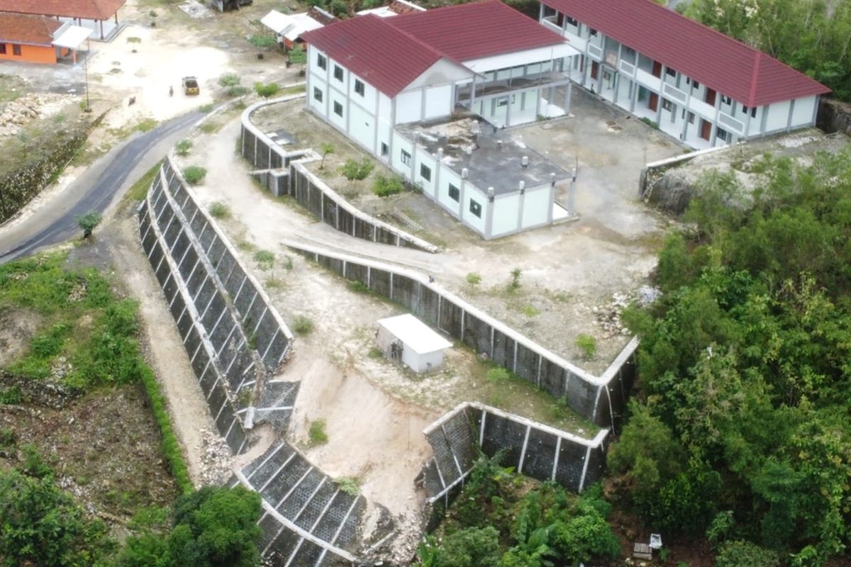 Talud longsor di SMP N 3 Saptosari, Gunungkidul, DI Yogyakarta Minggu (20/11/2022)