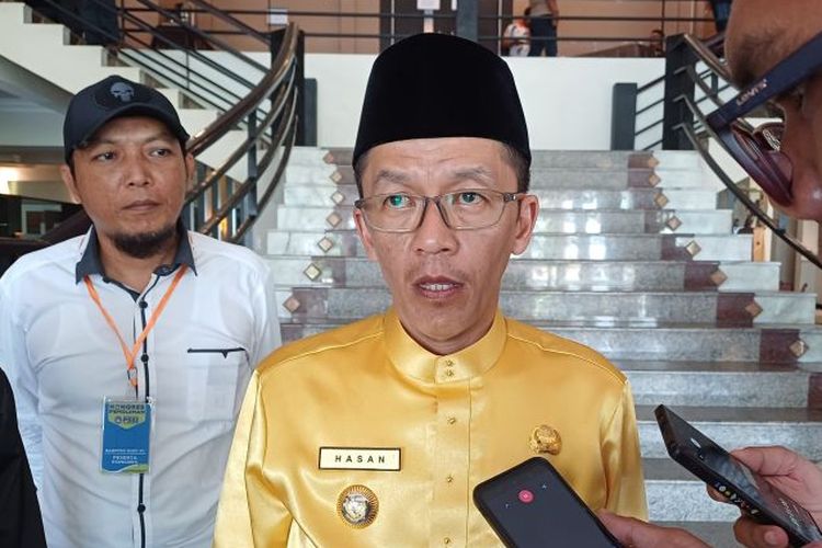 Penjabat Wali Kota Tanjungpinang Hasan yang ditetapkan sebagai tersangka kasus dugaan pemalsuan surat tanah di Bintan, Jumat (19/4/2024). 