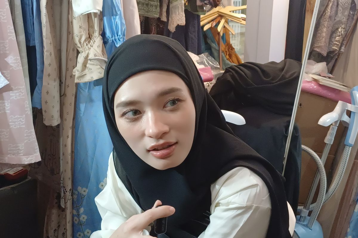 Artis Inara Rusli ditemui di daerah Kasablanka, Jakarta Selatan, Rabu (3/7/2024).