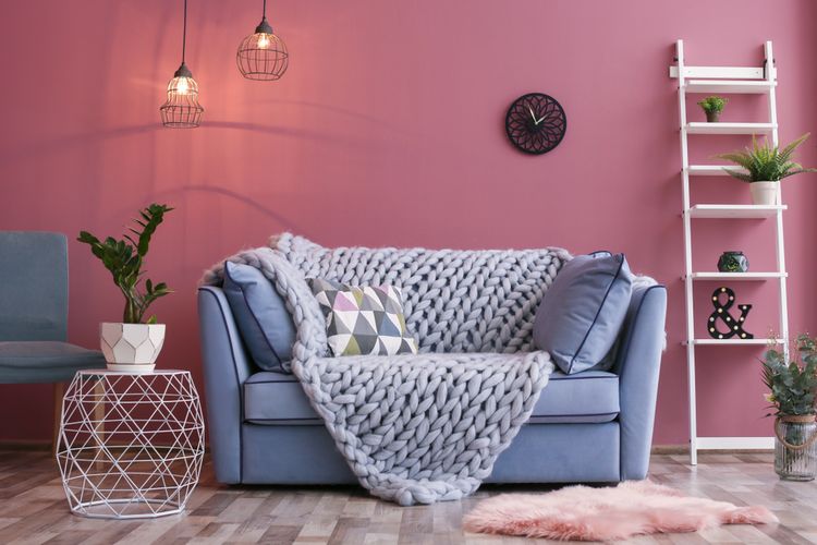 Ilustrasi ruang tamu dengan nuansa warna merah muda atau pink. 