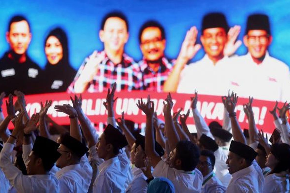 Pendukung pasangan calon gubernur dan wakil gubernur DKI Jakarta 2017 nomor urut tiga, Anies Baswedan-Sandiaga Uno saat debat kedua calon gubernur dan wakil gubernur DKI Jakarta 2017 yang diselenggarakan Komisi Pemilihan Umum Provinsi DKI Jakarta di Hotel Bidakara, Jakarta, Jumat (27/1/2017). Temanya membahas reformasi birokrasi serta pelayanan publik dan penataan kawasan perkotaan.