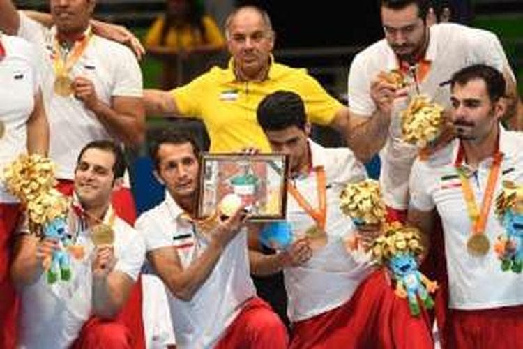 Tim voli paralimpiade Iran mempersembahkan medali emas yang diraihnya di Paralimpiade 2016, Minggu (18/9/2016), bagi atlet balap sepeda Bahman Golbarnezhad yang meninggal dunia sehari sebelumnya. 