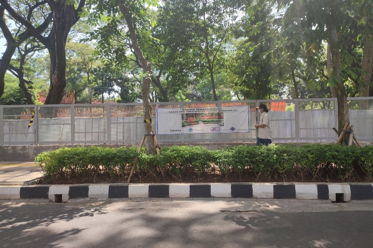 Suasana Tebet Eco Park yang berada di kawasan Tebet Barat Raya, Jakarta Selatan, kini baru dikelilingi pagar besi permanen. Kondisi ini terpantau pada Senin (12/12/2022). 