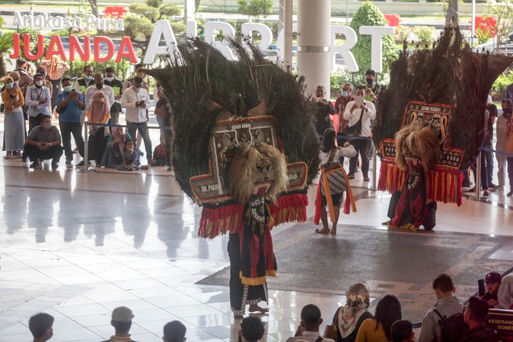 Pemain Reog Ponorogo tampil di Bandara Internasional Juanda Surabaya di Sidoarjo, Jawa Timur, Kamis (21/7/2022). Penampilan tersebut untuk menghibur para penumpang dan pengguna jasa bandara serta meningkatkan kecintaan masyarakat terhadap Reog Ponorogo sebagai kekayaan budaya bangsa. ANTARA FOTO/UMARUL FARUQ/wsj.