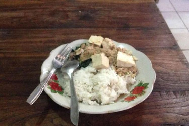 Nasi tumpang yang disajikan di Warung Bu Harini di Pasar Gede Hardjonagoro, Solo, Jawa Tengah, Jumat (22/7/2016). Nasi tumpang merupakan kombinasi olahan tempe busuk, tahu, dan daun bayam rebus.